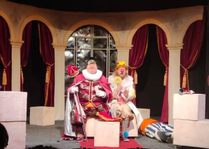 Spectacol de teatru, surprize și Moș Crăciun la Teatrul Municipal „Matei Vișniec” Suceava