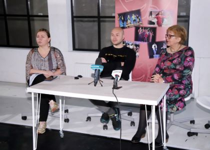 Spectacolul H.A.H. – Hidden Abuse Holdings  revine pe scena Teatrului Municipal „Matei Vișniec” Suceava