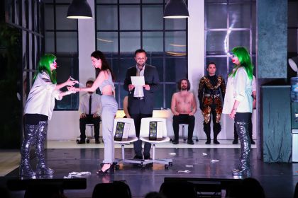 Spectacolul Spectacolul „H.A.H. - Hidden Abuse Holdings” din nou pe scena Teatrului Municipal „Matei Vișniec” Suceava