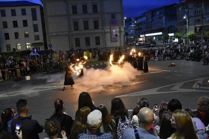 Final incendiar al Festivalului Internațional Zilele Teatrului ”Matei Vișniec” de la Suceava. Spectacolul cu foc ”Șolomanța” i-a scos pe oameni din case