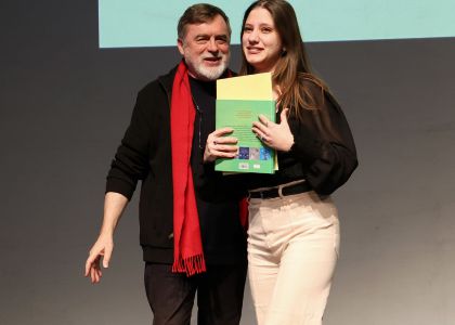 Concursul de interpretare poezii organizat de Teatrul ”Matei Vișniec” cu ocazia Zilei Culturii Naționale a atras zeci de copii și adolescenți. Cei mai buni s-au ales cu premii în bani