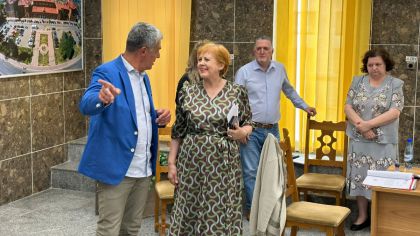 Adrian Păduraru este noul manager al Teatrului Municipal Suceava. Angela Zarojanu părăsește după patru ani conducerea interimară în aplauzele consilierilor locali