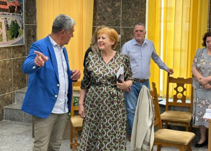 Adrian Păduraru este noul manager al Teatrului Municipal Suceava. Angela Zarojanu părăsește după patru ani conducerea interimară în aplauzele consilierilor locali