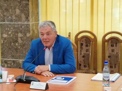 Actorul Adrian Păduraru a preluat conducerea Teatrului ”Matei Vișniec” Suceava obținând votul Consiliului Local. Mulțumiri și aplauze pentru Angela Zarojanu