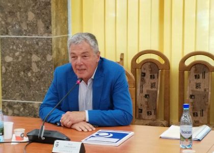Actorul Adrian Păduraru a preluat conducerea Teatrului ”Matei Vișniec” Suceava obținând votul Consiliului Local. Mulțumiri și aplauze pentru Angela Zarojanu