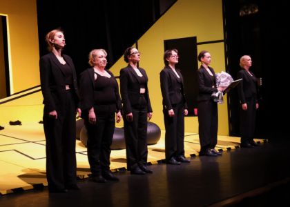HAOS (XAOC) de Myka Myllyaho. Teatrul Dramatic de Stat „Geo Milev” Stara Zagora, Bulgaria