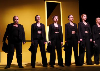 HAOS (XAOC) de Myka Myllyaho. Teatrul Dramatic de Stat „Geo Milev” Stara Zagora, Bulgaria