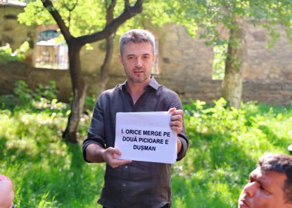 Spectacolul lectură „Ferma Animalelor” de George Orwell, în regia lui Cosmin Panaite a încheiat stagiunea 2024-2025