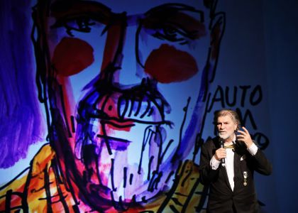 „PIM – 80”: Un regal al artelor la Suceava. O retrospectivă-spectacol între desen, muzică clasică și teatrul de ieri și de azi