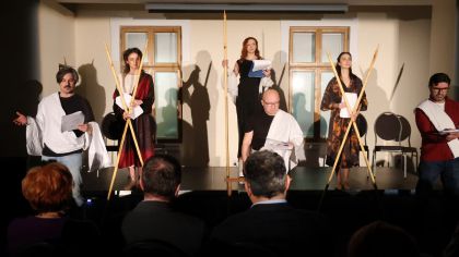 Lectura unui fragment din comedia „Lysistrata” de Aristofan la Muzeul Național al Bucovinei