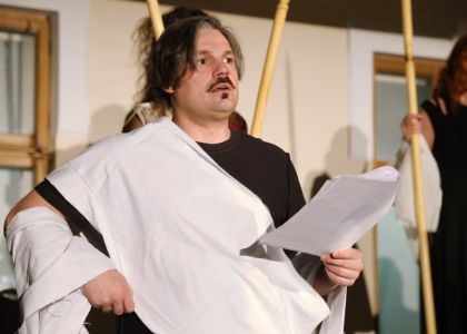 Lectura unui fragment din comedia „Lysistrata” de Aristofan la Muzeul Național al Bucovinei