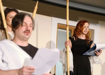 Lectura unui fragment din comedia „Lysistrata” de Aristofan la Muzeul Național al Bucovinei