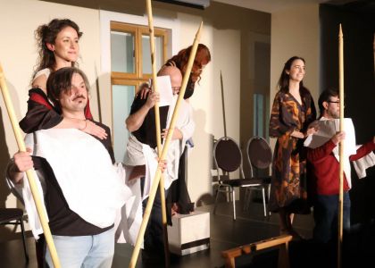 Lectura unui fragment din comedia „Lysistrata” de Aristofan la Muzeul Național al Bucovinei