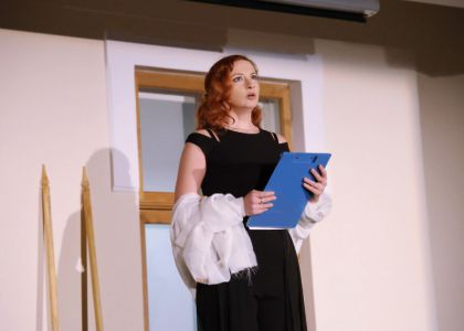 Lectura unui fragment din comedia „Lysistrata” de Aristofan la Muzeul Național al Bucovinei