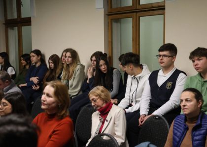 Lectura unui fragment din comedia „Lysistrata” de Aristofan la Muzeul Național al Bucovinei