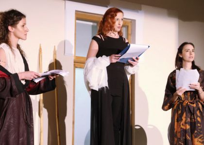 Lectura unui fragment din comedia „Lysistrata” de Aristofan la Muzeul Național al Bucovinei