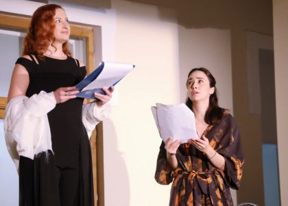 Lectura unui fragment din comedia „Lysistrata” de Aristofan la Muzeul Național al Bucovinei