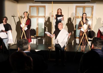 Lectura unui fragment din comedia „Lysistrata” de Aristofan la Muzeul Național al Bucovinei