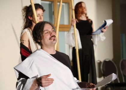 Lectura unui fragment din comedia „Lysistrata” de Aristofan la Muzeul Național al Bucovinei