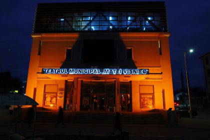 Teatrul „Matei Vișniec” Suceava, iluminat în portocaliu, pentru a marca Ziua Mondială de Luptă împotriva Cancerului
