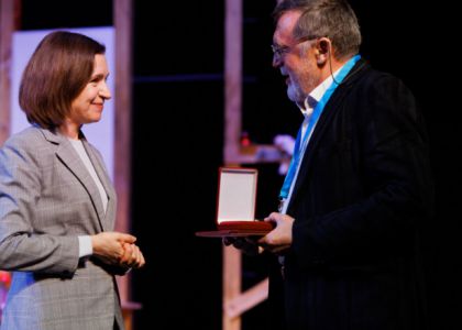 Matei Vișniec a fost distins cu Ordinul de Onoare de către Maia Sandu. „Literatura poate opri spălarea pe creier care precede războiul”