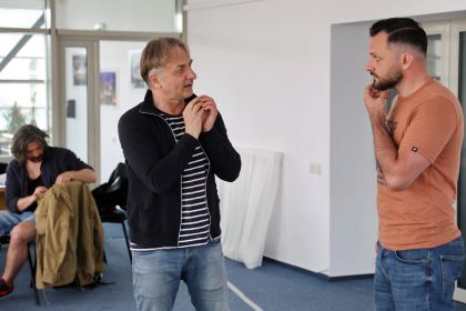 „Artă” de Yasmina Reza, în regia lui Felix Alexa, este noua producție a Teatrului Municipal „Matei Vișniec” Suceava