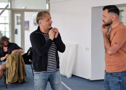 „Artă” de Yasmina Reza, în regia lui Felix Alexa, este noua producție a Teatrului Municipal „Matei Vișniec” Suceava
