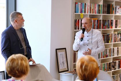 „Divanul artelor” – O călătorie fascinantă în universul poeziei și al teatrului, alături de Matei Vișniec și Gheorghe Cîrstian