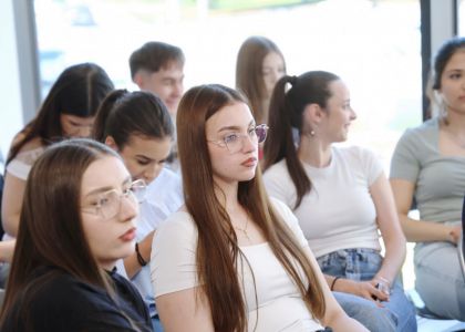 „Divanul artelor” – O călătorie fascinantă în universul poeziei și al teatrului, alături de Matei Vișniec și Gheorghe Cîrstian