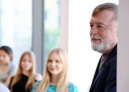 „Divanul artelor” – O călătorie fascinantă în universul poeziei și al teatrului, alături de Matei Vișniec și Gheorghe Cîrstian