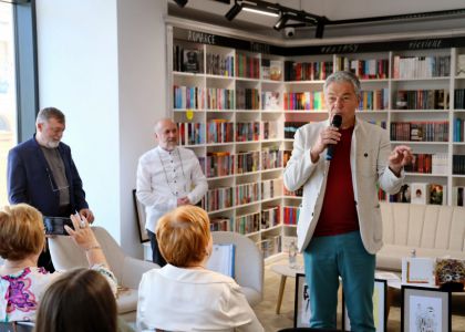 „Divanul artelor” – O călătorie fascinantă în universul poeziei și al teatrului, alături de Matei Vișniec și Gheorghe Cîrstian