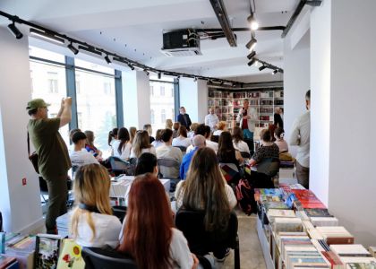 „Divanul artelor” – O călătorie fascinantă în universul poeziei și al teatrului, alături de Matei Vișniec și Gheorghe Cîrstian
