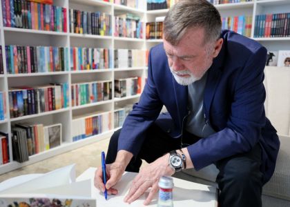 „Divanul artelor” – O călătorie fascinantă în universul poeziei și al teatrului, alături de Matei Vișniec și Gheorghe Cîrstian