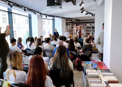 „Divanul artelor” – O călătorie fascinantă în universul poeziei și al teatrului, alături de Matei Vișniec și Gheorghe Cîrstian