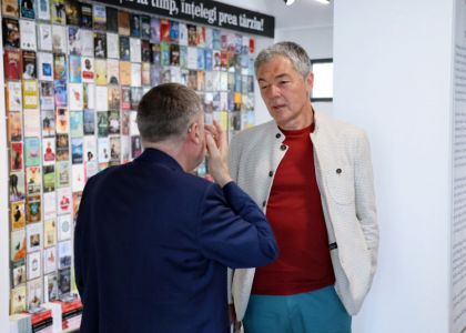 „Divanul artelor” – O călătorie fascinantă în universul poeziei și al teatrului, alături de Matei Vișniec și Gheorghe Cîrstian