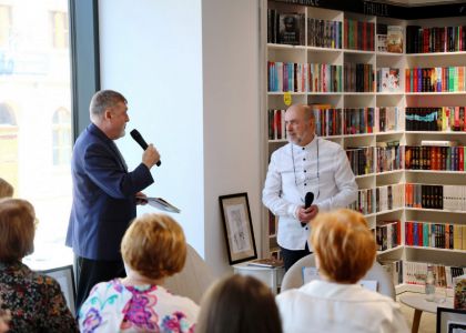 „Divanul artelor” – O călătorie fascinantă în universul poeziei și al teatrului, alături de Matei Vișniec și Gheorghe Cîrstian
