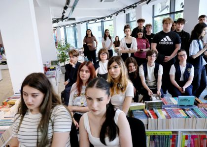 „Divanul artelor” – O călătorie fascinantă în universul poeziei și al teatrului, alături de Matei Vișniec și Gheorghe Cîrstian