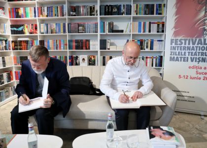 „Divanul artelor” – O călătorie fascinantă în universul poeziei și al teatrului, alături de Matei Vișniec și Gheorghe Cîrstian