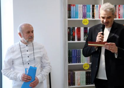 „Divanul artelor” – O călătorie fascinantă în universul poeziei și al teatrului, alături de Matei Vișniec și Gheorghe Cîrstian