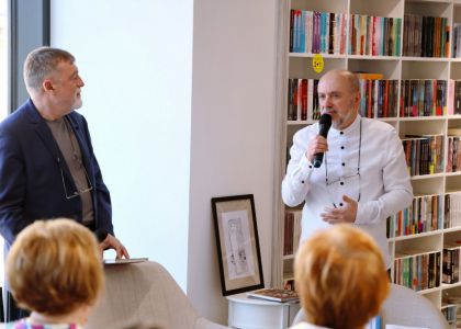 „Divanul artelor” – O călătorie fascinantă în universul poeziei și al teatrului, alături de Matei Vișniec și Gheorghe Cîrstian