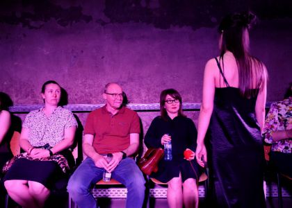 Festivalul Internaâional Zilele Teatrului Matei Vișniec, Ziua a 5-a: De la mitul răsturnat al Penelopei la haosul comic din mahalaua lui Caragiale
