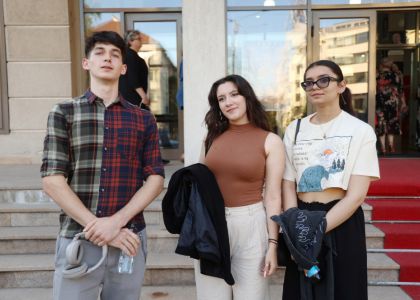 Festivalul Internaâional Zilele Teatrului Matei Vișniec, Ziua a 5-a: De la mitul răsturnat al Penelopei la haosul comic din mahalaua lui Caragiale