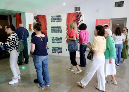 Festivalul Internaâional Zilele Teatrului Matei Vișniec, Ziua a 5-a: De la mitul răsturnat al Penelopei la haosul comic din mahalaua lui Caragiale