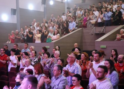 Festivalul Internaâional Zilele Teatrului Matei Vișniec, Ziua a 5-a: De la mitul răsturnat al Penelopei la haosul comic din mahalaua lui Caragiale