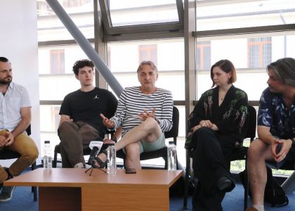 ”ARTĂ” se pregătește de premieră la Suceava. Celebra comedie urcă pe scena Teatrului „Matei Vișniec”