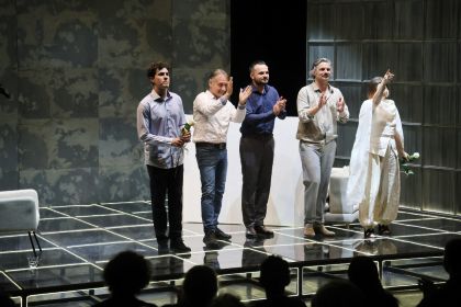 Zece stagiuni de teatru încheiate la Suceava cu premiera spectacolului Artă