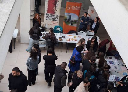 Teatrul Municipal „Matei Vișniec”, prezent la Târgul locurilor de practică, internship și voluntariat organizat de USV