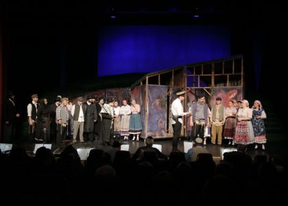 Maraton de râsete şi lacrimi la „Scripcarul pe acoperiş”, pe scena teatrului sucevean