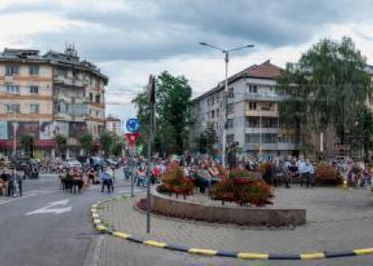 Spectacolul-concert „Pisici”, pe terasa-acoperiș de la intrarea în teatru, aplaudat de zeci de suceveni