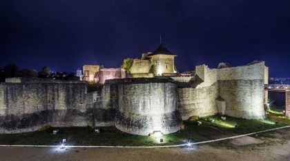 Spectacolul ”PiSiCi” al Teatrului municipal ”Matei Vișniec”, sâmbătă seară, de la 19.00, la Cetatea de Scaun